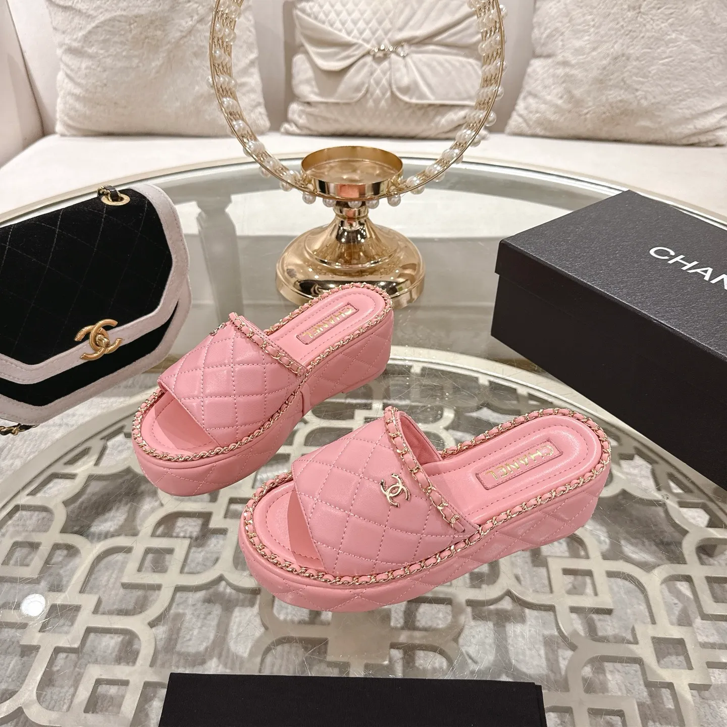 👟👟Ex-factory price 600👟👟 𝐂𝐇𝐀𝐍𝐄𝐋 | Xiaoxiang 25𝐬𝐬 🦋2025 Spring and Summer New Products Counter Classic Xiaoxiang Double C Diamond Chain Slippers Series New〰 🍬 The absolute best in the BS fashion circle. Matching will perform meticulously Minimalist, classic elements that will never fade away 💋 Show unique dressing style, too beautiful to say anything. A must-have for summer... Upper: Original high-customized lambskin Lining: Imported mixed sheepskin lining Outsole: Original molded non-slip outsole Shoe size: 35-39 (34.40.41.42 customization is not returnable)